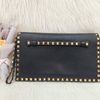 VALENTINO Rockstud 黑牛皮鉚釘手拿晚宴包-3