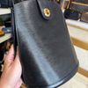 Louis Vuitton Cluny Noir 黑EPI水波紋金釦弧面水桶包🩶90年代超經典-3