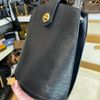 Louis Vuitton Cluny Noir 黑EPI水波紋金釦弧面水桶包🩶90年代超經典-4