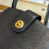 Louis Vuitton Cluny Noir 黑EPI水波紋金釦弧面水桶包🩶90年代超經典-5
