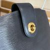 Louis Vuitton Cluny Noir 黑EPI水波紋金釦弧面水桶包🩶90年代超經典-6