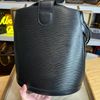 Louis Vuitton Cluny Noir 黑EPI水波紋金釦弧面水桶包🩶90年代超經典-10