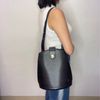 Louis Vuitton Cluny Noir 黑EPI水波紋金釦弧面水桶包🩶90年代超經典-1