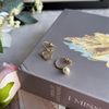 Dior Petit CD 水晶標誌及珍珠不對稱針式耳環(金色/白色)-1