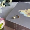 Dior Petit CD 水晶標誌及珍珠不對稱針式耳環(金色/白色)-3