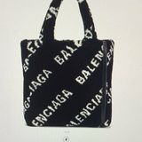 Balenciaga 黑色logo毛毛包