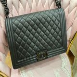 Chanel  Boy 中大型荔枝紋菱格紋 Boy 肩背包 28 cm 黑/黑鍊