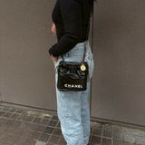 Chanel 金鍊黑皮白字母迷你 22包