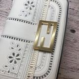 Fendi 蕾絲縷空雕花 白牛皮Baguette法棍包