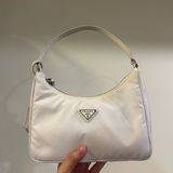 （雙11限定特惠！）Prada Re-edition 2005 nylon bag白 尼龍包 hobo bag 配購證紙袋👏🏻