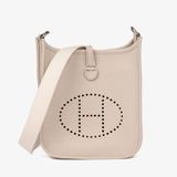 全新 HERMÈS 愛馬仕 Mini Evelyne 16 Amazone 8L 冰川白 Beton Clemence小牛皮 銀扣 K刻 2025年