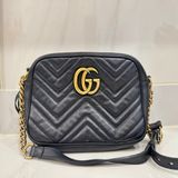 GUCCI Marmont縫線牛皮金屬GG LOGO斜背相機包