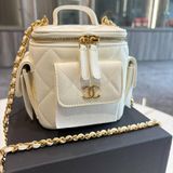 *SHIHNA名牌精品* CHANEL 白色菱格紋皮革小型化妝箱鍊包 (芯片款)