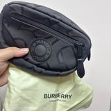 Burberry 巴寶莉 經典立體圓盤 LOGO Monogram 尼龍腰包/胸口包 (黑色/95新)