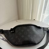 lv 男生黑花紋胸包