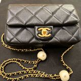Chanel Cf20  黑羊皮金釦雙珍珠調節斜背包晶片款