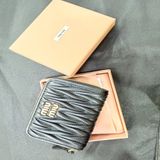 新～Miu Miu 黑抓皺羊皮零錢卡包