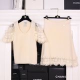 Chanel 06年奶白色山羊绒镂空花边袖口针织圆领短袖上衣外套半裙套装