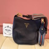 Prada 經典 Vitello Phenix 黑色LOGO 流浪包/新月包  荔枝紋牛皮金色浮雕