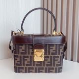Fendi/芬迪 老花 中号 硬盒 附肩带 19.5*11*14.5