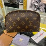東區正精品㊣LV M47515 Pochette 字紋老花拉鍊貝殼包化妝包 RZ6555
