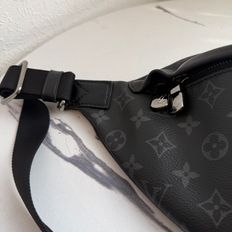 lv 男生黑花紋胸包-1