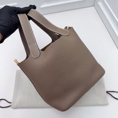 全新大全套 Hermès Picotin Lock 18大象灰金扣 荔枝紋牛皮 大小恰到好處 不會壓身高 隨手一拎就是慵懶高級感 老錢風的象徵 幾乎適配所有穿搭~~尺寸:18*18*12 刻印:G刻 MZ 004(26年/9月) 附件:盒子 防塵袋 鎖頭 鑰匙 說明書-3