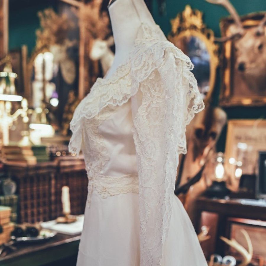 80年代蕾絲領口長袖拖尾古董婚紗-2