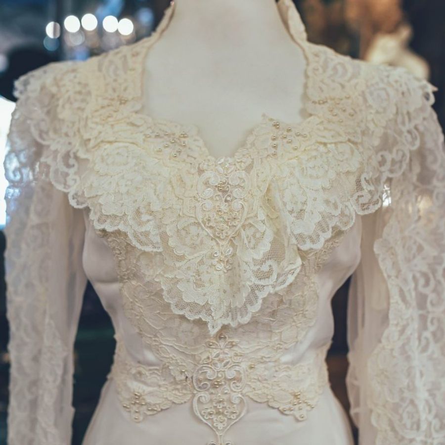 80年代蕾絲領口長袖拖尾古董婚紗-5