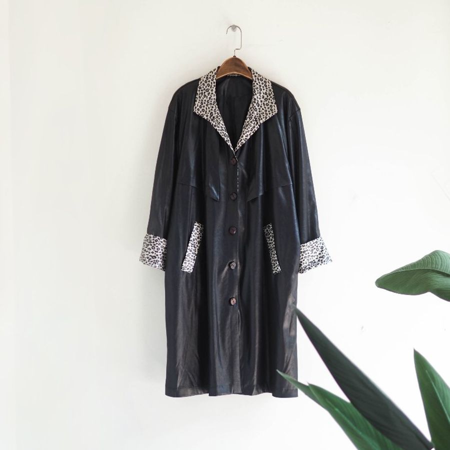 純黑V領豹紋壓紋帥氣亮面光澤 古董薄質風衣外套 dustcoat jacket-0