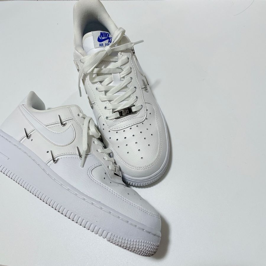 泫雅著用款 Nike Air Force 1 '07 LX 「小銀勾」-1