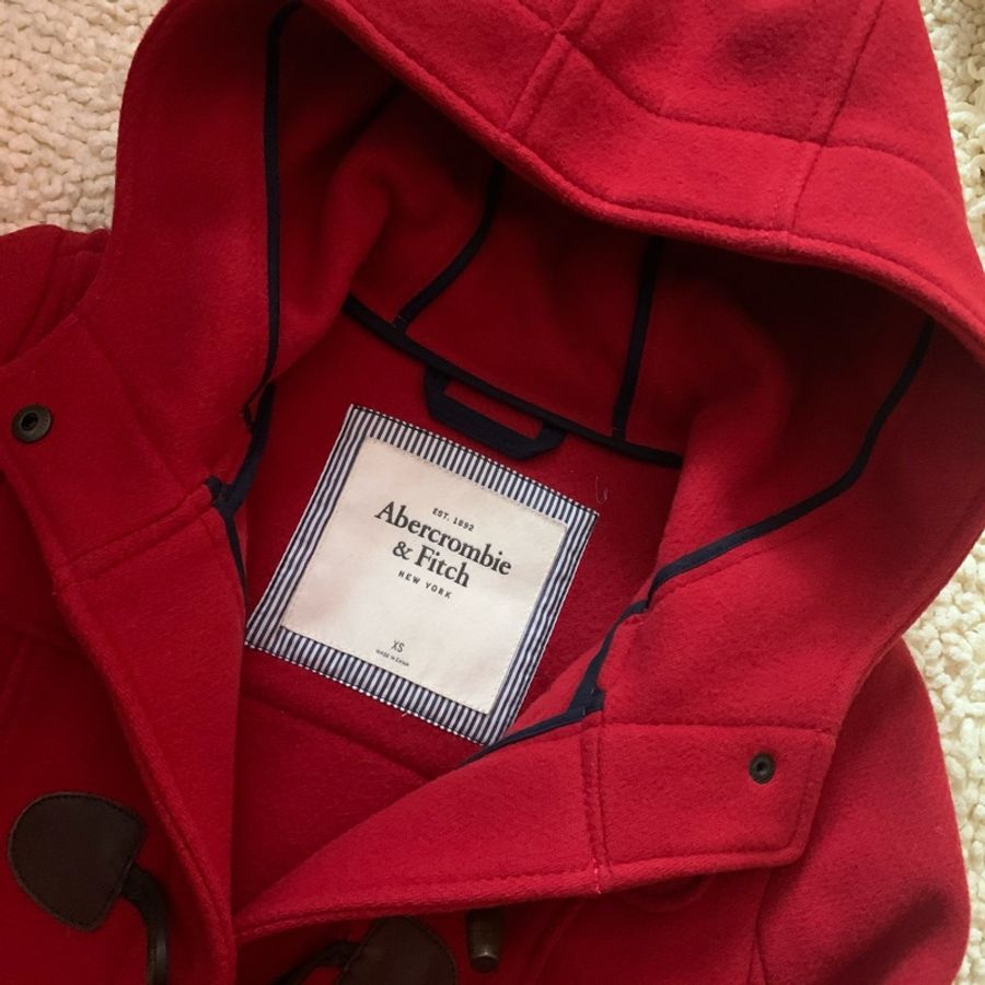 二手私物【Abercrombie】紅色連帽 仿牛角扣短大衣 Duffle Coat-2