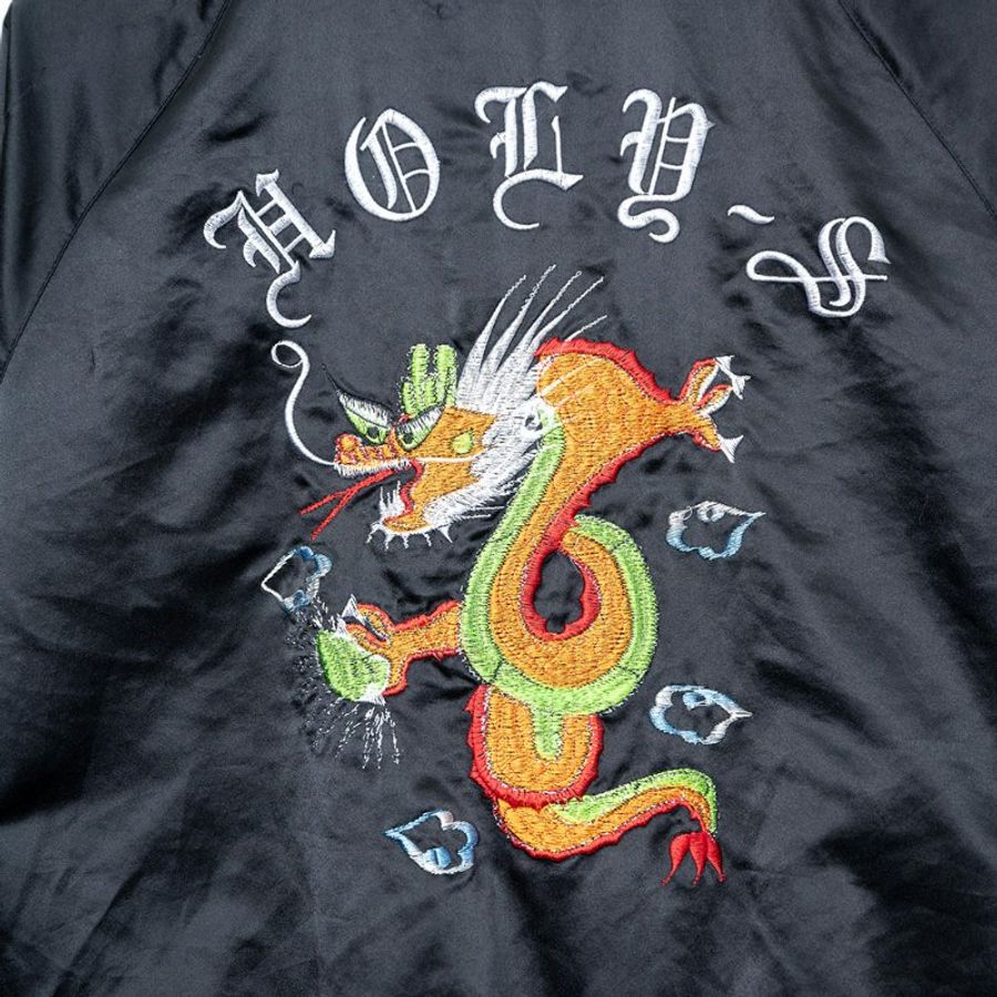 【安柏兒私服】黑色緞面刺繡棒球外套-3