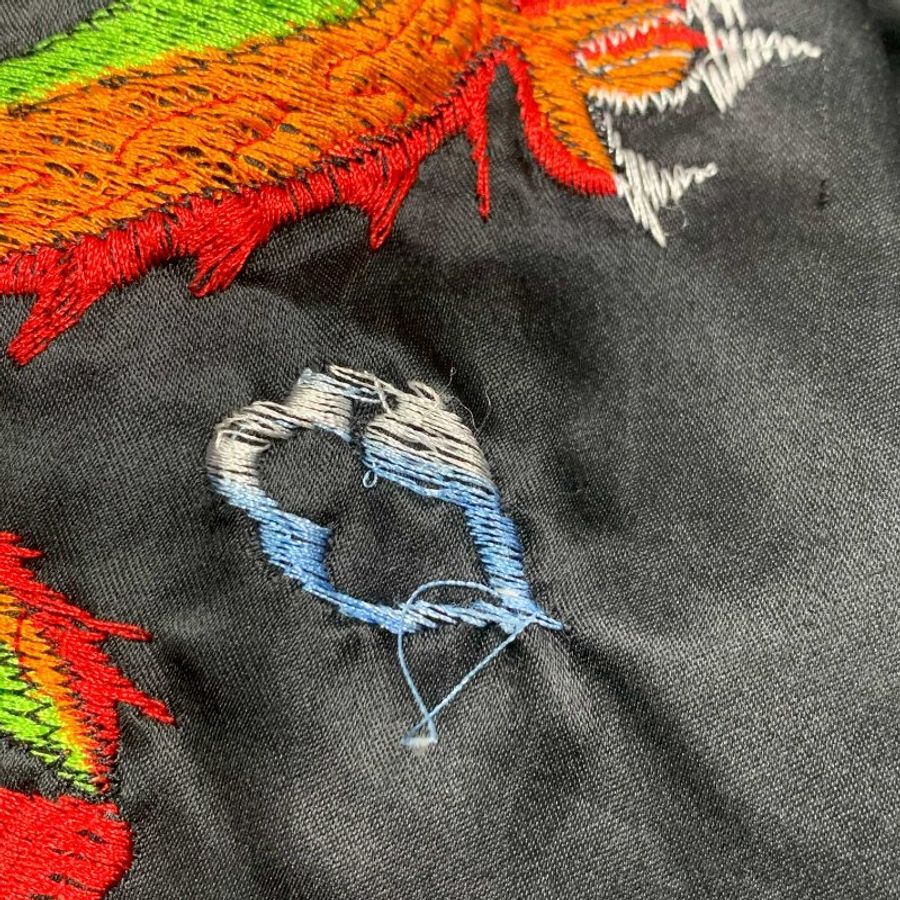 【安柏兒私服】黑色緞面刺繡棒球外套-5