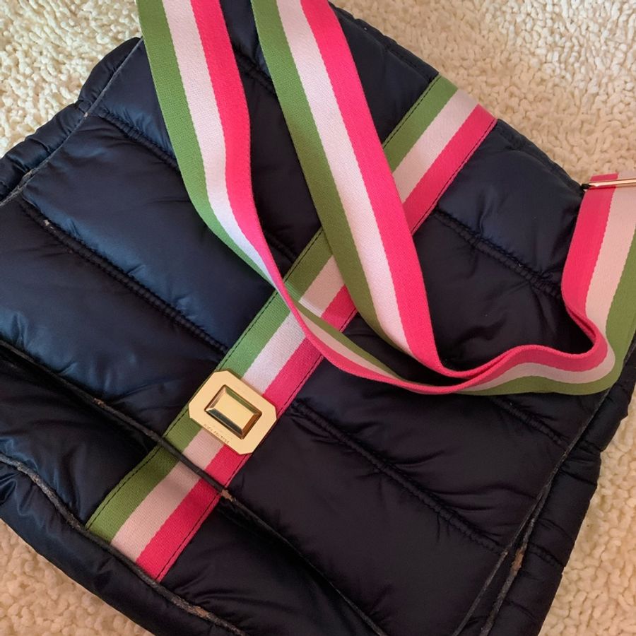 二手私物【Juicy Couture】男女皆適 原價5百多美元 全新但有瑕疵 超低價連讓 超大斜背包 MESSENGER 郵差包 太空包 微風廣場獨家引進品牌-2