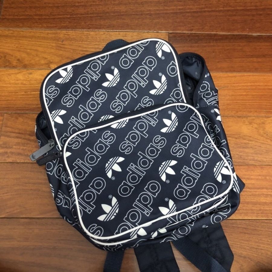 愛迪達後背包Adidas Logo深藍色後背包/後背方包/雙肩後背包 運動背包 學生書包 上學背包 上課包-4
