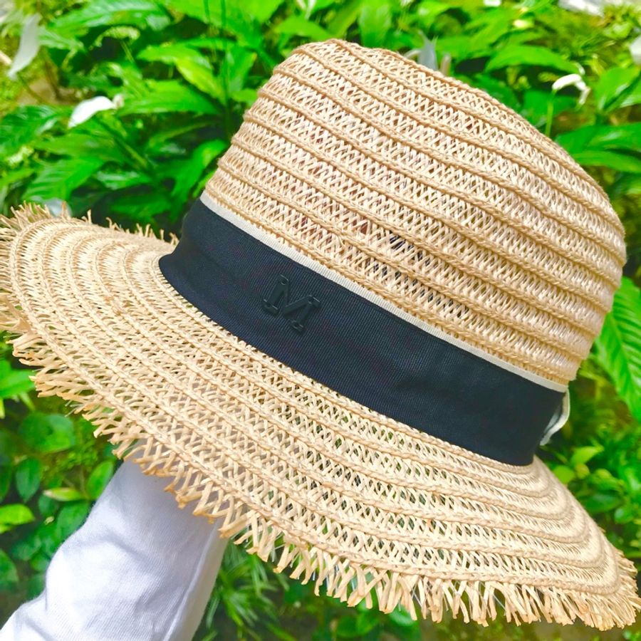 歐美流行🇫🇷🌞浪漫編織草帽 M字遮陽防曬帽 度假風 海邊渡假遮陽帽 氣質度假帽 沙灘編織草帽 英倫草帽 歐美M字母圓頂遮陽帽 草編帽子 度假風帽子 海灘草帽 法國浪漫風 M字母束帶簡約編織爵士帽 紳士草帽 禮帽 編織沙灘帽 個性撞色 透氣草帽 夏天防曬遮陽-0