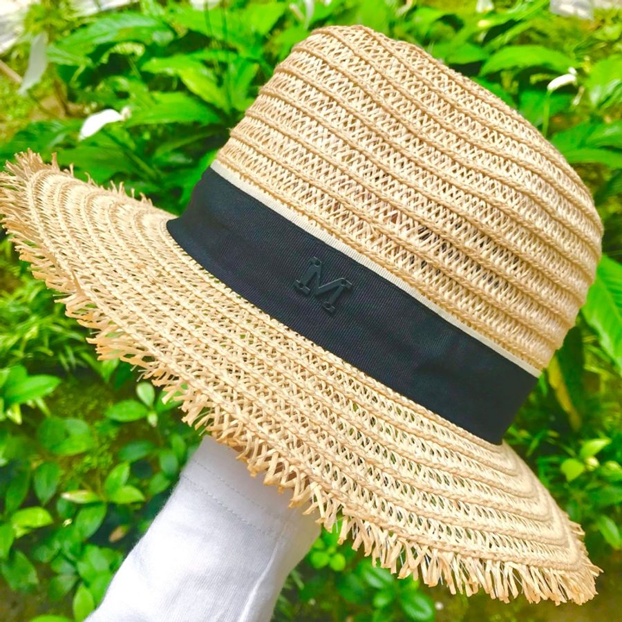 歐美流行🇫🇷🌞浪漫編織草帽 M字遮陽防曬帽 度假風 海邊渡假遮陽帽 氣質度假帽 沙灘編織草帽 英倫草帽 歐美M字母圓頂遮陽帽 草編帽子 度假風帽子 海灘草帽 法國浪漫風 M字母束帶簡約編織爵士帽 紳士草帽 禮帽 編織沙灘帽 個性撞色 透氣草帽 夏天防曬遮陽-1