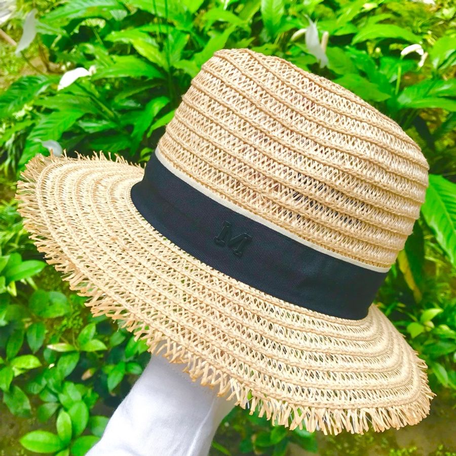歐美流行🇫🇷🌞浪漫編織草帽 M字遮陽防曬帽 度假風 海邊渡假遮陽帽 氣質度假帽 沙灘編織草帽 英倫草帽 歐美M字母圓頂遮陽帽 草編帽子 度假風帽子 海灘草帽 法國浪漫風 M字母束帶簡約編織爵士帽 紳士草帽 禮帽 編織沙灘帽 個性撞色 透氣草帽 夏天防曬遮陽-2