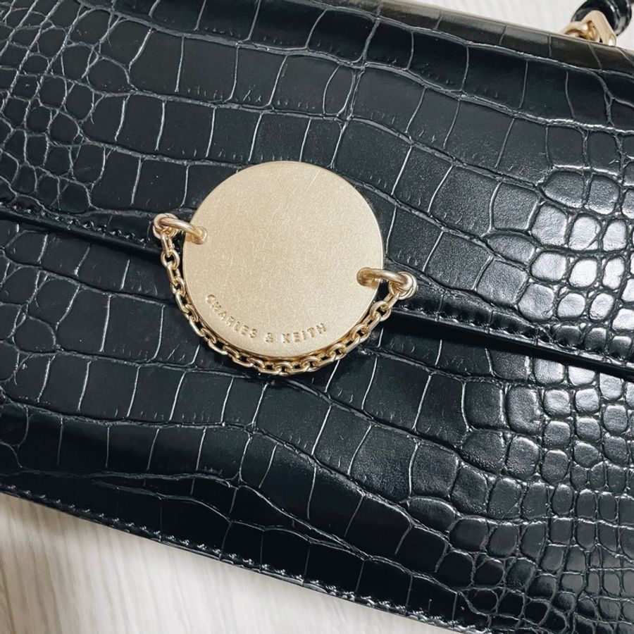 J'aime Store ✵ Charles & Keith 小CK - 經典 細鍊 金屬圓牌 肩背包 鱷魚紋 動物紋-4