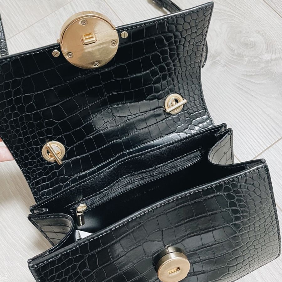 J'aime Store ✵ Charles & Keith 小CK - 經典 細鍊 金屬圓牌 肩背包 鱷魚紋 動物紋-5