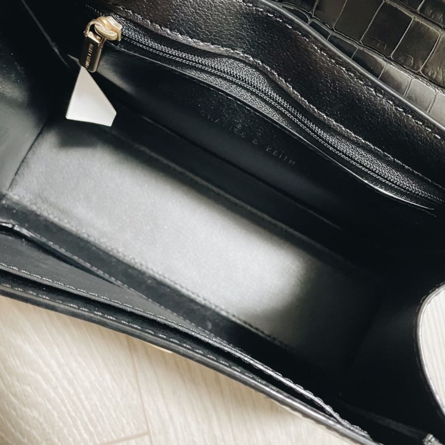 J'aime Store ✵ Charles & Keith 小CK - 經典 細鍊 金屬圓牌 肩背包 鱷魚紋 動物紋-6