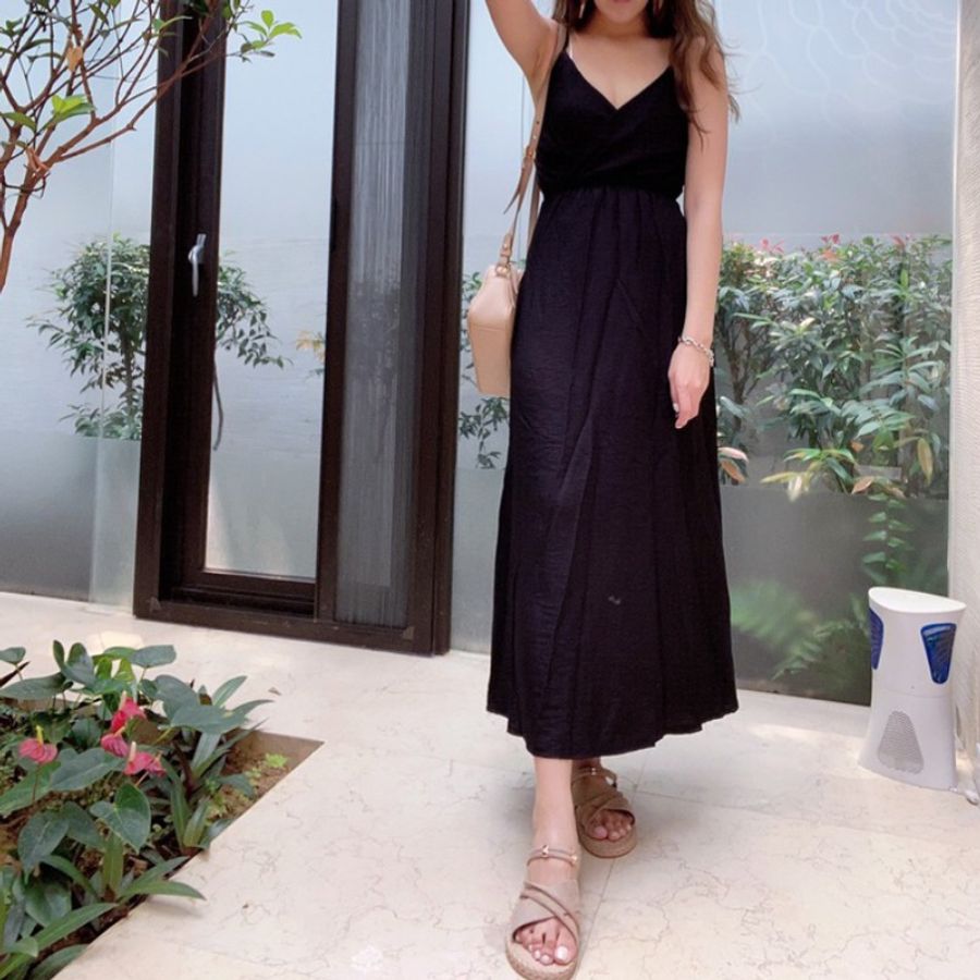 黑色典雅長洋裝 V領美背綁帶細肩縮腰婚禮洋裝 素色傘狀長裙 背心洋裝 無袖過膝連身裙-0