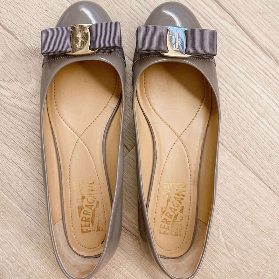 Salvatore Ferragamo VARINA 漆皮平底鞋（灰藕色)-2