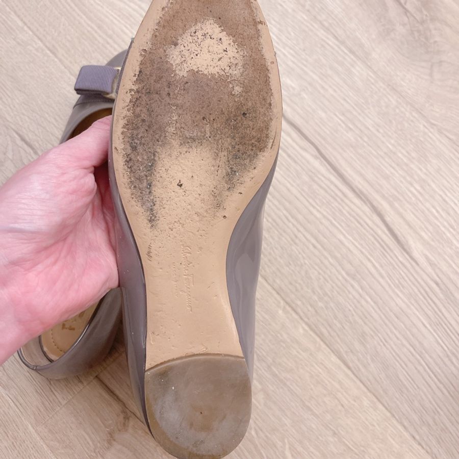 Salvatore Ferragamo VARINA 漆皮平底鞋（灰藕色)-5