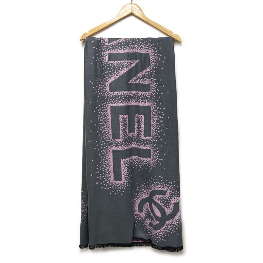 【曲艾玲私服】CHANEL 粉灰色山茶花 LOGO 羊毛圍巾-1