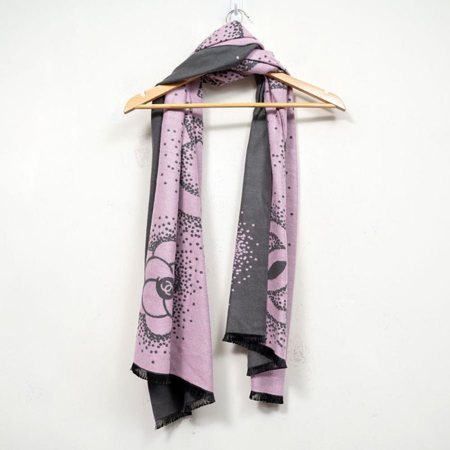 【曲艾玲私服】CHANEL 粉灰色山茶花 LOGO 羊毛圍巾-4