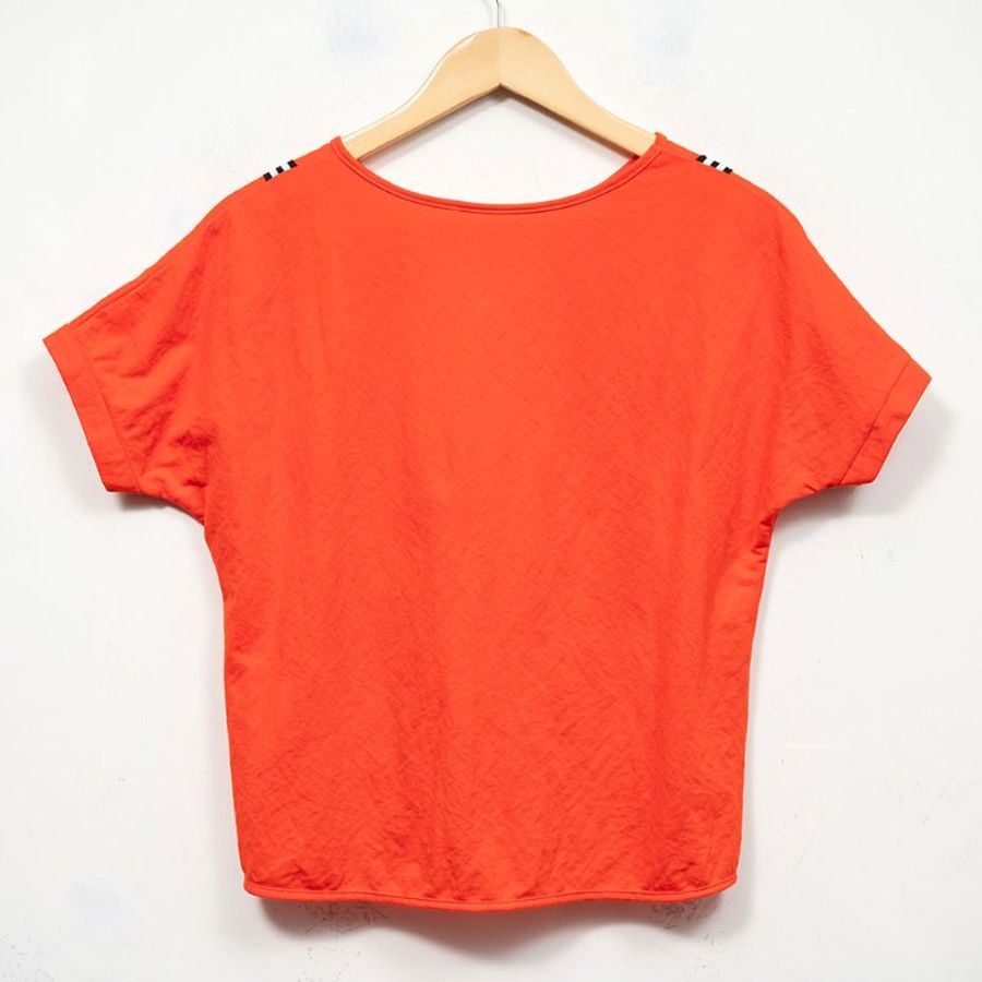 【簡立喆私服】金色繩結項鍊 + 白色後簍空綁帶上衣 + 橘紅色上衣-4