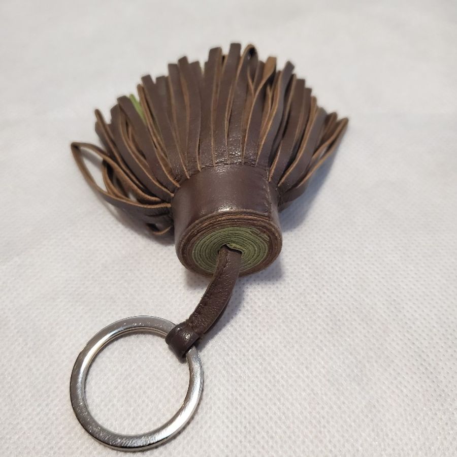 愛馬仕 Hermes Lambskin Carmen Tassel Key Holder
咖啡草綠色羊皮吊飾鑰匙圈-1