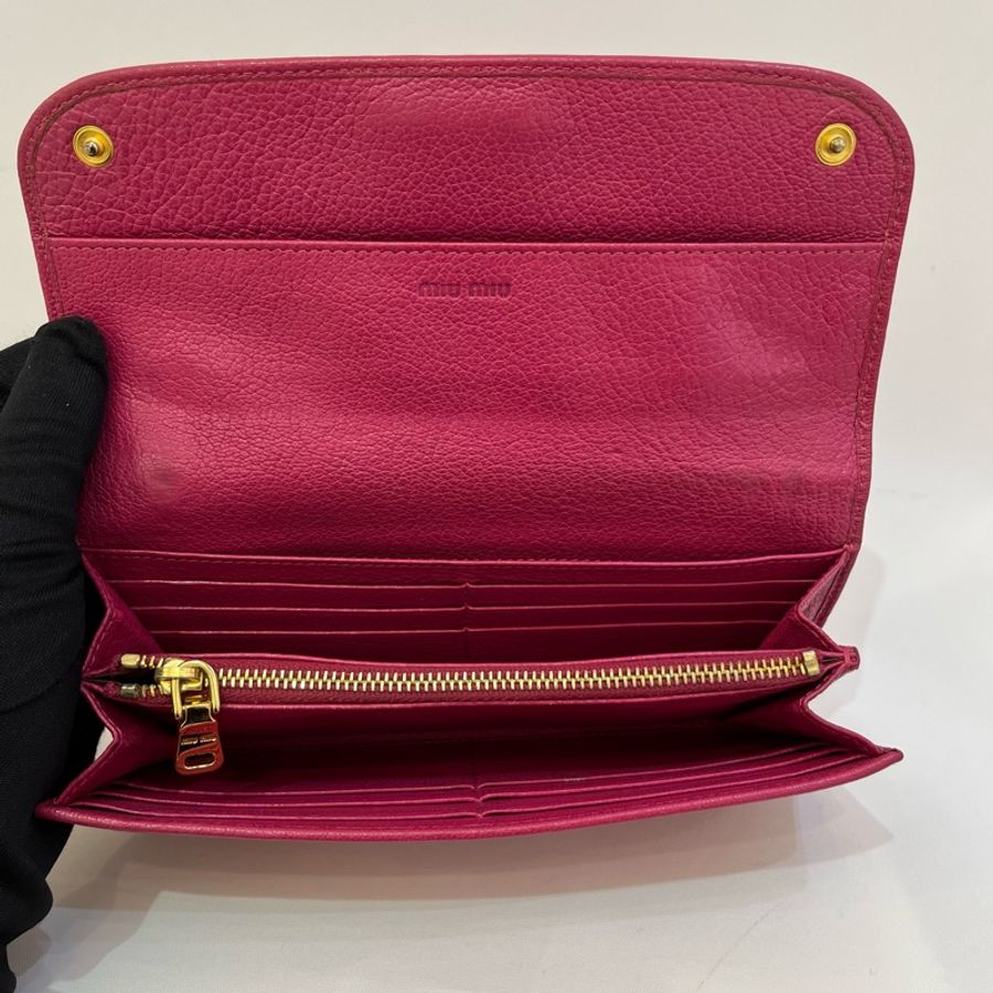 〈MIUMIU 〉立體金LOGO桃紅釦式皮夾-8